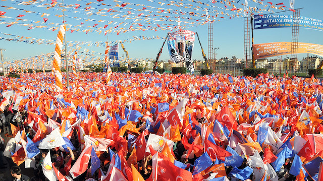 Propaganda ilan ve reklam malzemeleri sadece seçim kurullarınca gösterilecek yerlere asılabiliyor.