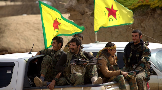 Münbiç'teki YPG unsurlarına bağlı teröristler.