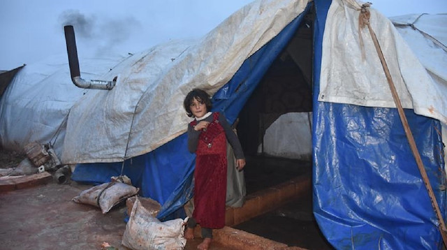 Syrian refugees near border burn clothes to stay warm