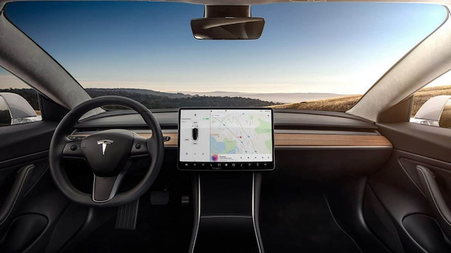 Hardware 3 adını verdiği yeni donanımı çıkarmaya hazırlanan Tesla, bir nöral ağ bilgisayarı olan bu yeni donanımla otomobillerine tam otonom sürüş yetenekleri kazandırmaya hazırlanıyor.