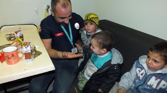 Yozgat'ta doğuma giren Suriyeli kadının ortada kalan çocuklarına hastane personeli baktı.