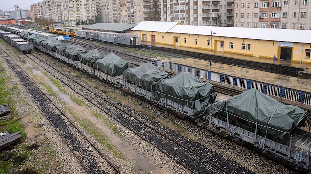 Çok sayıda askeri aracı taşıyan tren Diyarbakır Garı'na geldi.