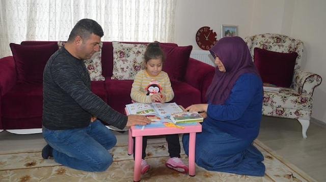 Aile skolyoz hastası kızlarının tedavisi için yardım bekliyor.