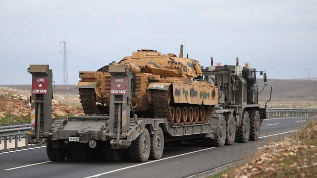 Türkiye'nin Suriye operasyonu öncesi zırhlı birliklerin sınır bölgesine takviyesi devam ediyor.