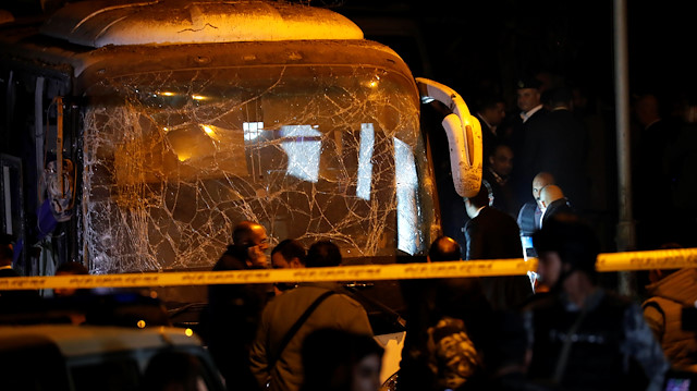 ​Mısır’ın başkenti Kahire’nin batısında bir turist otobüsünü hedef alan saldırıda 4 kişi hayatını kaybetti, 11 kişi de yaralandı.

Mısır İçişleri Bakanlığından yapılan yazılı açıklamaya göre, Mısır piramitlerinin bulunduğu bölgede, Vietnamlıları taşıyan bir turist otobüsünün geçişi sırasında yola yerleştirilen patlayıcı infilak etti.