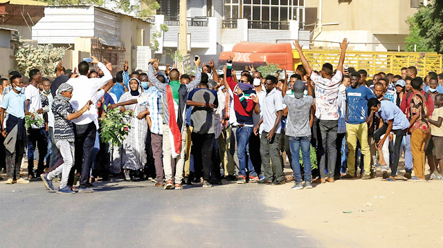 Sudan’da 19 Aralık’ta başlayan gösterilerde eylemciler, dolar kurunun aşırı yükselmesi nedeniyle ekmek, yakıt, tüp gibi ürünlerde görülen fiyat artışını ve ekonomik krizi protesto ediyor.