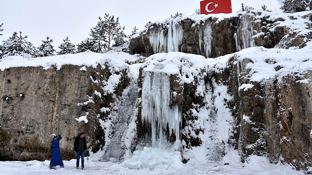 Sivas'ta buzlanma ve don etkili oluyor.