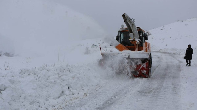 Elazığ'da kar yağışı nedeniyle kapanan yolları ekipler açmaya çalıştı.