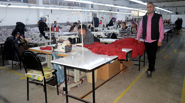 Şener Şen, işçi olarak girdiği tekstil sektöründe fabrikatör oldu. 