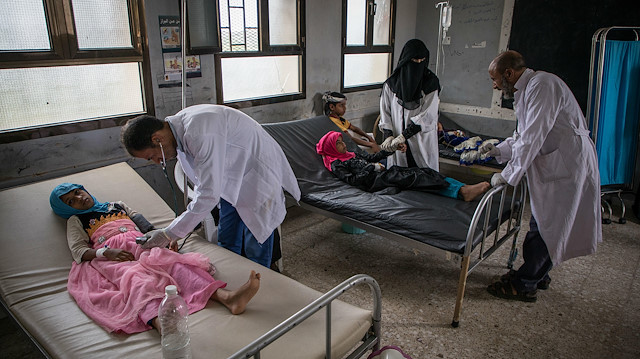 Ülkede yaşanan aşırı yoksulluk nedeniyle hastalıklar gün geçtikçe artıyor. Sağlık hizmetlerinin kısıtlı olduğu Yemen'de insanlar hastalıkla iç içe yaşıyor.