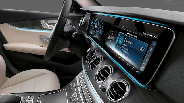 Mercedes'in yeni kokpitinde tüm göstergeler dijital ekranlar üzerinde yer alıyor. 