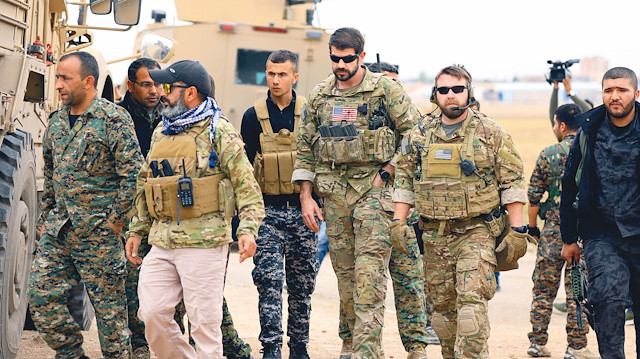 ABD'li askerler teröristlerle beraber görüntülenmişti.