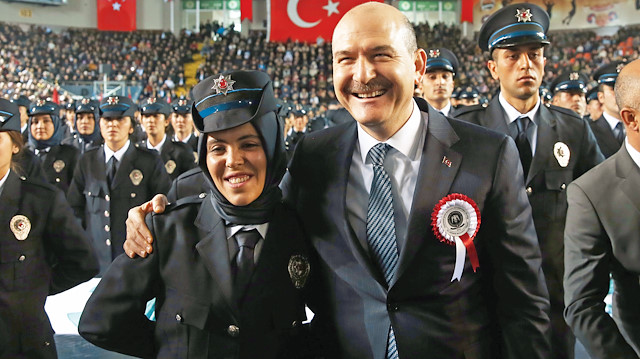 Yeni polislerden görevlerini yaparken şehitleri unutmamalarını isteyen İçişleri Bakanı Süleyman Soylu, dereceye giren polislere diplomaları ile hediyelerini verip hatıra fotoğrafı çektirdi.