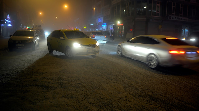 Soğuk hava ve sis yollarda buzlanmaya neden olurken, sürücüler araçlarıyla ilerlemekte güçlük çekti.