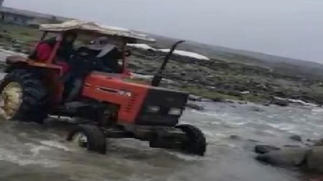 Doğum sancıları tutan Semiha Aytar, traktörle ambulansa ulaştırıldı.