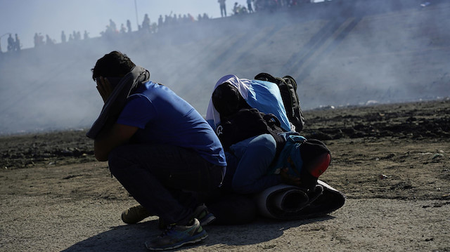 Meksika tarafına, gazetecilerin yanı sıra aralarında kadın ve çocukların da olduğu göçmenleri etkileyen 3 gaz kapsülü atıldı.