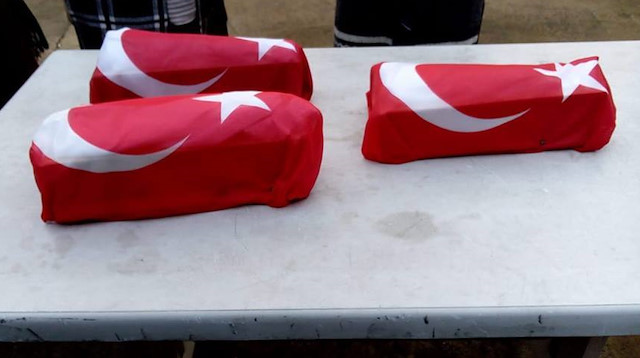 Üçüz bebeklerin Türk bayrağına sarılı tabutları.