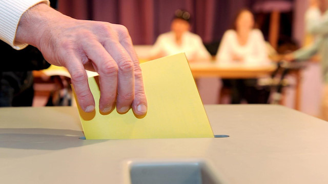 Oy kullanan vatandaş tercih zarfını sandığa atıyor.  Fotoğraf: Arşiv.