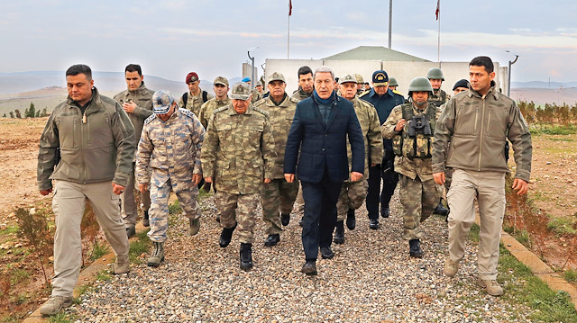 Milli Savunma Bakanı Hulusi Akar ve beraberindeki komutanlar Kilis’teki Müşterek Özel Görev Kuvvet Komutanlığında denetleme ve incelemelerde bulundu