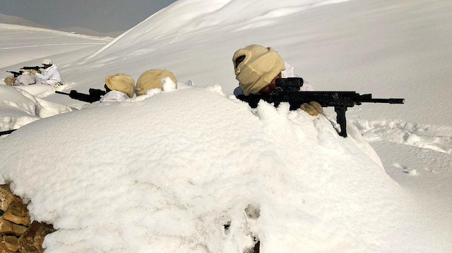 Komandolar, iki metreyi bulan karda operasyonlarını sürdürüyor. 
