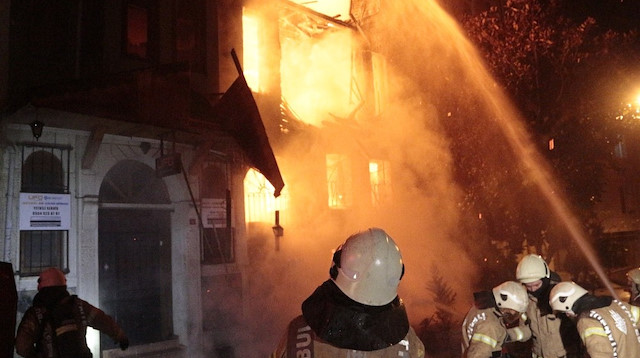 Fatih’te 3 katlı metruk binada çıkan yangına itfaiye ekipleri müdahale etti.