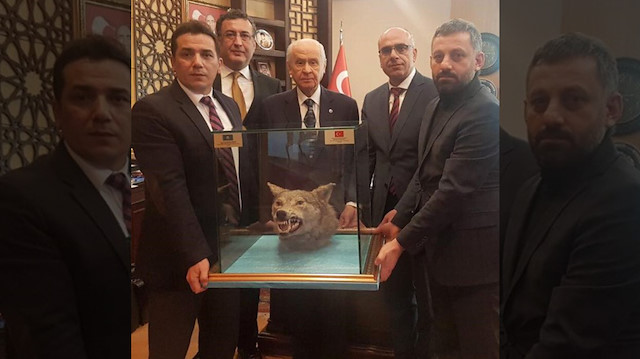 Kazakistan eski Semey Valisi ile Kayrat Turlıhanov, Bahçeli’ye, doldurulmuş kurt kafası hediye etti.
