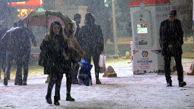 Malatya'da yoğun kar yağışı kenti beyaza bürüdü