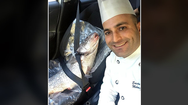 Mehmet Gezen, satın aldığı balığı pişirmeden önce eğlenceli fotoğraflar çekmek için kullandı.