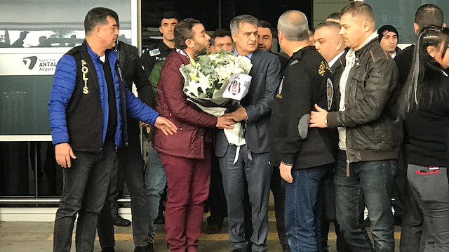 Beşiktaş Teknik Direktörü Şenol Güneş'e siyah beyazlı taraftarlar tarafından çiçek verildi.
