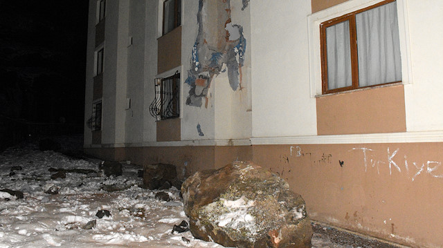 Yamaçtan düşen dev kaya parçaları apartmanın üzerine düştü, olayda sadece maddi zarar meydana geldi.