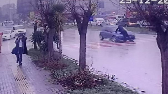 Bursa'da yaya geçidinde yaşlı adama çarpan araç saniye saniye görüntülendi