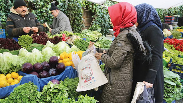 Alışveriş poşetlerinin ücretle satılmasına genel olarak vatandaş destek veriyor.