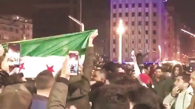 CHP’liler, İyi Partililer ve HDP’liler 31 Aralık gecesi Taksim’de halay çeken bir grup Suriyeliyi bahane edip, sosyal medya üzerinden “bedeviler defolun” mesajları paylaştı.