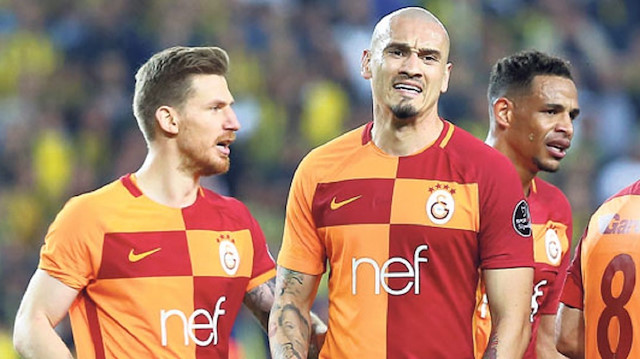 Galatasaray Serdar Aziz'le yolların ayrılmasına karar verirken, Maicon'a da veda edilmesi bekleniyor.