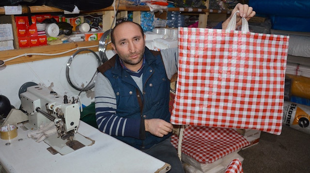 25 yıldır bez çanta imalatı yapan 38 yaşındaki Aziz Bostancı, uygulama ile birlikte işlerinin açıldığını söyledi.