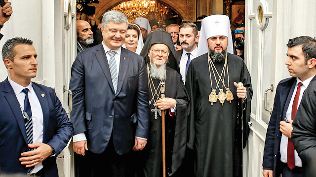 Poroşenko dün sabah Cumhurbaşkanı Erdoğan ile Vahdettin Köşkü'nde görüştü, ardından Fener Rum Patrikhanesi'ne geçti. Poroşenko'ya Ukrayna Ortodoks Kilisesi lideri Metropolit Epifaniy de eşlik etti.
