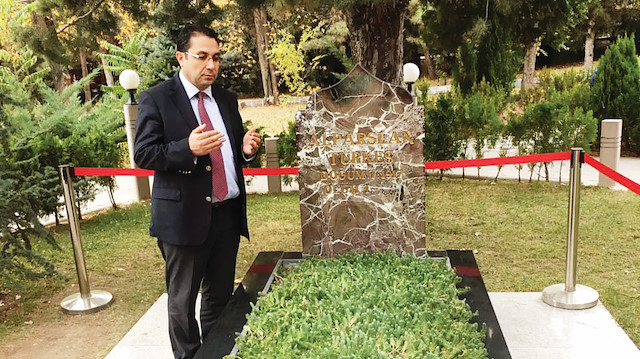 Dolandırıcı Kazım Sarıgül, MHP’li siyasilerle çektirdiği fotoğrafları, çevresine güven vermek için kullandı. Sarıgül, Alparslan Türkeş'in mezarı başında da görüntü vermekten çekinmedi.