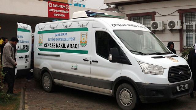 Küçük çocuğun cenazesi adli tıp kurumundan cenaze nakil aracıyla alındı.