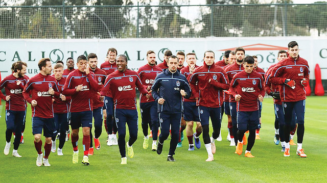 Trabzonspor’da, futbolcular birbirlerine hem destek olup hem de moral aşılıyor.