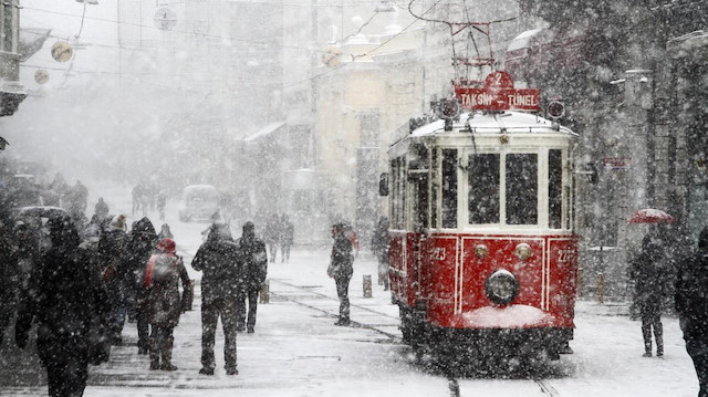 İstanbul'da etkisini artıran kar yağışı kimi bölgelerde hayatı olumsuz etkiliyor.