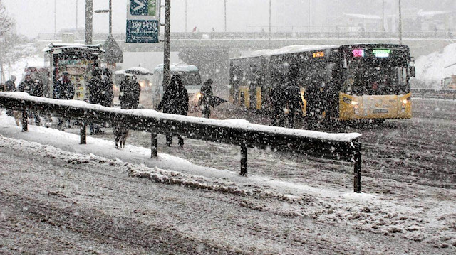 İstanbul'da kar yağışıyla ilgili olumsuzlukları engellemek için yüzlerce araç görev yapacak.