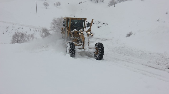 Yollar 16.15 itibarıyla yoğun kar yağışı ve tipi dolayısıyla ulaşıma kapandı.
