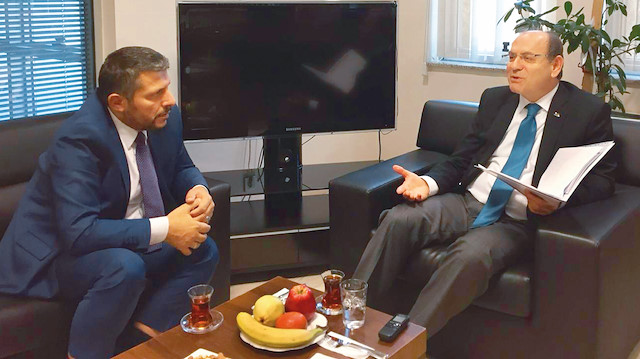 YÖK Başkan vekili Rahmi Er, gazetemizi ziyaret ederek Ankara Haber Müdürümüz Hüseyin Likoğlu'na çalışmalarını anlattı.