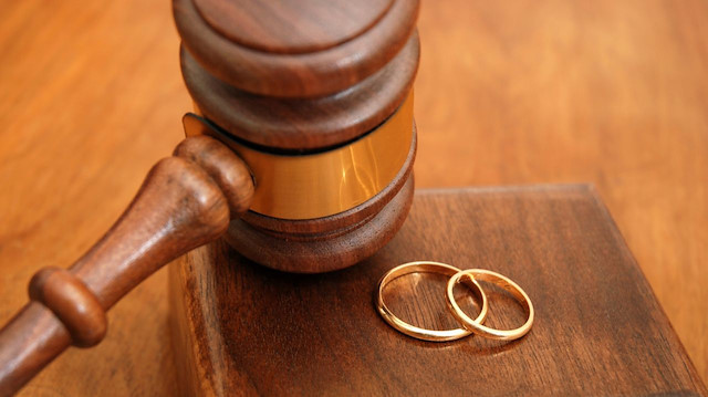 Karı-Koca arasındaki boşanma davalarına ilişkin mahkemelerden kimi zaman emsal kararlar çıkabiliyor. 