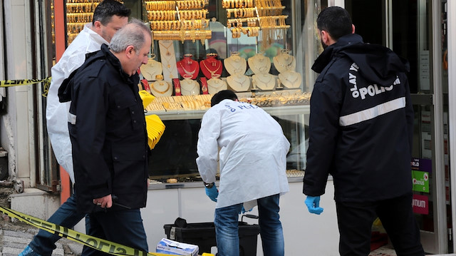 Kuyumcudaki soygun ihbarı üzerine mağaza giden polis ekipleri. Fotoğraf: Arşiv.