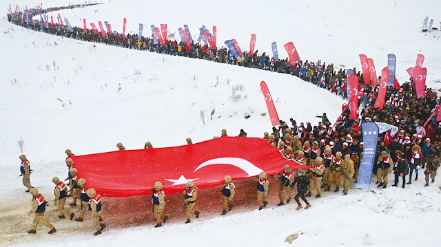Sarıkamış’ta yapılması planlanan SOLOTÜRK gösterisi, Erzurum Hava Meydan Komutanlığındaki yoğun kar yağışı ve sisten dolayı uçaklar kalkamadığı için iptal edildi.