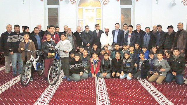Camiye giden çocuklara bisiklet hediye edildi.