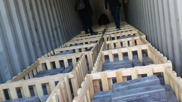 Türk ve Yunan narkotik polislerince Yunanistan'ın Pire Limanı'nda düzenlenen operasyonda, bir konteynerde çok miktarda uyuşturucu hap ele geçirildi.  