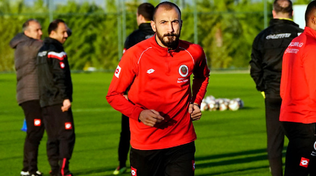 31 yaşındaki Ahmet İlhan bu sezon Gençlerbirliği formasıyla çıktığı 13 lig maçında 2 gol atarken 4 de asist yaptı.