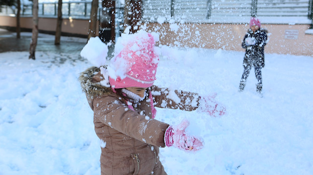 Yoğun kar yağışı nedeniyle bazı illerde okullar tatil edildi. 